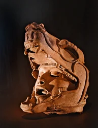 ジャガーの口の中の人間の頭、レモハダス文化、ベラクルス（セラミック）